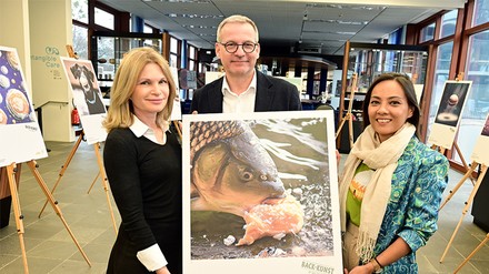 Irene Ströck, Wolfgang Bergmann und Caroline Ströck präsentieren das Gewinner-Kunstwerk (Foto: © leisure communication/Christian Jobst)
Irene Ströck, Wolfgang Bergmann und Caroline Ströck.