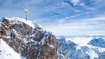 Auf der Zugspitze entsteht die höchstgelegene Eisbar des Landes. (Foto: © Kurt Rabe/stock.adobe.com)
Zugspitze im Winter