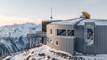 Die Berg- und Gourmethütte Mythe von außen. (Foto: ©Giacomo Podetti)
Berg- und Gourmethütte Mythe.