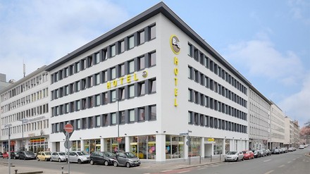 Mehr als neun Jahre nach der Eröffnung des B&B Hotels Nürnberg-Hbf wurden sowohl die Zimmer als auch die Lobby des Hauses modernisiert und an die neuen Standards von B&B Hotels angepasst. (Foto: © B&B Hotels)
B&B Hotel Nürnberg-Hbf
