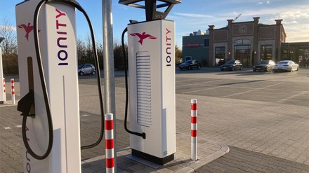 Apeiron stattet ihre Restaurants mit Ionity-Ladesäulen aus. (Foto: © Apeiron)
Ionity-Ladesäulen