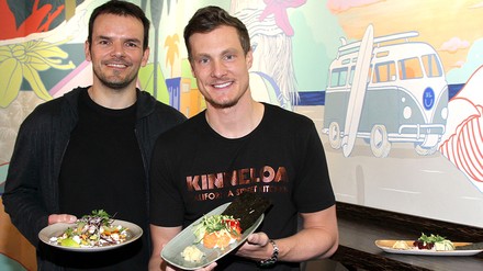 Steffen Henssler und Marcell Jansen bei der Eröffnung des Restaurants Kinneloa in der Europa Passage. Hamburg, 31.05.2019 (Foto: © picture alliance / Geisler-Fotopress | gbrci/Geisler-Fotopress)
Steffen henssler und Marcel Jansen bei der Eröffnung ihres gemeinsamen Lokals in der Europa Passage in Hamburg.