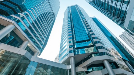 Das Jahr 2022 markierte mit dem niedrigsten Transaktionsvolumen der letzten acht Jahre einen Tiefpunkt auf dem Hotel-Investmentmarkt in Deutschland. (Foto: © hanohiki/stock.adobe.com)
Hochhaus