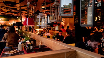 Im „Peter Pane“-Restaurant am Kölner Friesenplatz wurden im Gastraum Sensoren verbaut, um Temperatur, Licht und Lautstärke zu messen. (Foto: © Peter Pane)
"Peter Pane"-Restaurant
