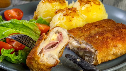Ein Hoch auf das Cordon bleu (Foto: © Arkadiusz Fajer/stock.adobe.com)
Ein angeschnittenes Cordon bleu auf einem Teller.