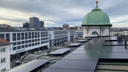 Auf dem Dach des Moma1890 wurde eine Solaranlage installiert. (Foto: © Moma1890)
Solaranlage auf dem Dach von Moma1890
