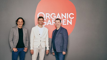 Thomas Müller (Mitte) investiert in das Food-Tech Start-up Organic Garden rund um CEO Martin Wild (links) und Mitgründer Martin Seitle (rechts). (Foto: © © Mike Meyer Photography
Thomas Müller ist neuer Investor bei Organic Garden.