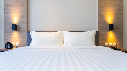 Kommt die Bettensteuer in München jetzt doch? (Foto: © siraphol/stock.adobe.com)
Hotelbett