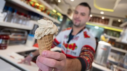 Thomas Micolino, Inhaber des Eiscafés Rino, zeigt ein Eis, das zum Teil aus Grillenmehl besteht und auf dem ein getrocknetes Heimchen sitzt. (Foto: © picture alliance/dpa | Marijan Murat)
Insekten-Eis von Thomas Micolino