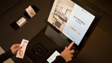 Im Frankfurter Flemings Express Hotel stehen nun Schalter bereit, damit sich anreisende Gäste selbst einchecken können. (Foto: © Flemings Hotels)
Self-Check-In-Terminal im Frankfurter Flemings Express Hotel