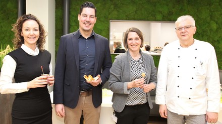 Gut gelaunt bei der Eröffnung des „Café am See“ im Rheinland Klinikum Dormagen: Nicole Rohde, Geschäftsführerin des Rheinland Klinikum Neuss, (2. v. re.), Oliver Strauth und Seda Böhm von der Rheinland Klinikum Catering sowie Küchenchef Marko Blatzheim (v. l.) (Foto: © Rheinland Klinikum / S. Niemöhlmann)
Nicole Rohde, Oliver Strauth, Seda Böhm und Marko Blatzheim