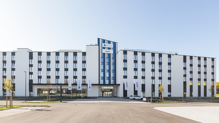 Zwei Häuser unter einem Dach: Der Hotelkomplex der Novum Hospitality in Augsburg. (Foto: © NOVUM Hospitality)
Der neue Hotelkomplex der Novum Hospitality in Augsburg.
