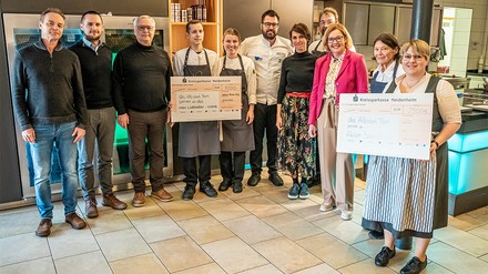 Freude bei der Übergabe der beiden Spendenchecks. (Foto: © Markus Wolf)
Übergabe des Spendenchecks