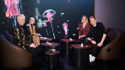 Ross Antony, Janin Ullmann, Ruth Moschner und Maximilian Arland genießen den Abend im Eatrenalin. (Foto: © Europa-Park)
Ross Antony, Janin Ullmann, Ruth Moschner und Maximilian Arland