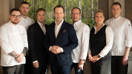 Uwe Benkowsky, René Verse, Bernd Ahlert, Christian Siegling, Nils Henkel, Julia Westphal und Phillipp Nagel freuen sich darauf, das neue kulinarische Konzept im Restaurant Tipken’s umzusetzen. (Foto: © Axel Steinbach Fotografie)
Uwe Benkowsky, René Verse, Bernd Ahlert, Christian Siegling, Nils Henkel, Julia Westphal und Phillipp Nagel