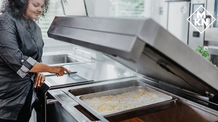 Zartes Rindergulasch in dreißig Minuten garen, köstliches Risotto in sieben und anschließende Tiegelreinigung in nur zwei Minuten? Mit dem FlexiChef ist das möglich (Foto: © MKN)
Der FlexiChef von MKN macht Küchenträume wahr.