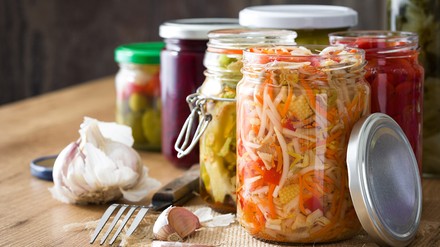 Gemüse aus dem Glas: Fermentation liegt im Trend. (Foto: ©chandlervid85/stock.adobe.com)
Eingemachtes Gemüse aus dem Glas.