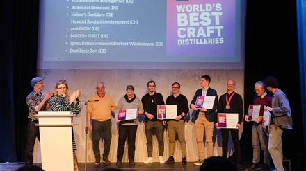 Die Gewinner der Auszeichnung „World’s Best Craft Distilleries“; Organisator Thomas Kochan, Moderatorin Leslie Nachmann, Fridolin und Anneliese Baumgartner (Hausbrennerei Baumgartner), Philipp und Markus Wuchner (Maidli Gin), Jonas Klöckner (Birkenhof Brennerei), Thomas Heiner (Heiner’s Destillate), Lorenz Humbel (Humbel Spezialitätenbrennerei), Constantin Mozer (Mozers Spirit) (Foto: © Selina Schrader)
Das sind die glücklichen Gewinner der Craft Spirits Berlin Awards 2023.