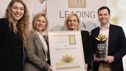 Mona Klemen von Leading Spa Resorts übergibt die Auszeichnung an das Team des Reduce Hotels Vital Superior Bad Tatzmannsdorf (Foto: © Leading SPA)
Leading Spa Award geht an das Reduce Hotels Vital Superior Bad Tatzmannsdorf