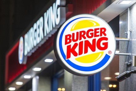 Das erste rein pflanzliche Burger King Restaurant in Österreich muss schließen. (Foto: ©Savvapanf Photo ©/stock.adobe.com)
Burger King Filiale bei Nacht.