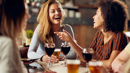 Der Umsatz im Gastgewerbe erholt sich allmählich. Die Stimmung in der Branche hellt sich auf. (Foto: © chika_milan/stock.adobe.com)
Drei Frauen sitzen an einem Tisch im Restaurant und unterhalten sich.