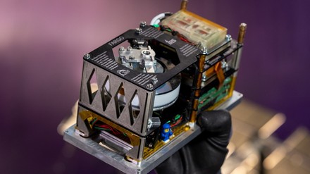 Das etwa 10 x 10 x 20 Zentimeter große Ferrofluid-Experiment einer Gruppe Stuttgarter Studenten. (Foto: © picture alliance/dpa/KSat e.V. / Universität Stuttgart | Leon Habermalz)
Stuttgarter Gin ist Teil eines Experiments.