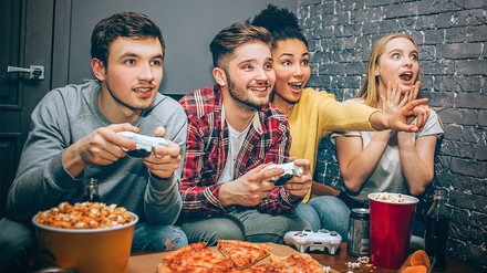 Vom Jump & Run Klassiker zum Star auf der Pizzaverpackung: Super Mario und Co. zieren jetzt einen Pizzakarton. (Foto: © estradaanton/stock.adobe.de)
Pizza, Popcorn und Action: So gelingt der Zocker-Abend.