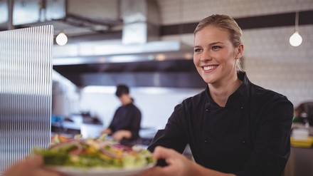 Nestlé-Studie auf Internogra vorgestellt: So nachhaltig is(s)t Mensa und Kantine. (Foto: © WavebreakmediaMicro/stock.adobe.com)
Die Nestlé-Studie bestätigt den Kulturwandel, der sich derzeit auf den Tellern vollzieht.