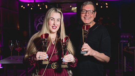 Mellissa Pitt-Chalmers – Vice President, Global Sales EMEA, Marriott International und Ulf-Gunnar Switalski, Gründer der „Deutschen Bonus Awards“. (Foto: © Marriott International)
Verbraucher aus Deutschland haben abgestimmt: Marriott Bonvoy ist das Hotel-Bonusprogramm des Jahres.