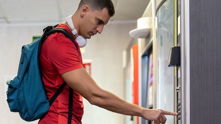 Ein Mann löst einen Snack am Automaten. (Foto: © OscarStock/stock.adobe.com)
Der Snackautomat ist rund um die Uhr im Einsatz.