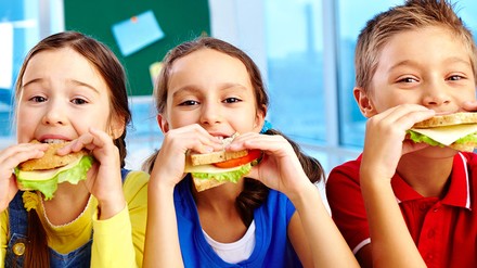 Das Hirn braucht Zucker und Wasser, um zu funktionieren. (Foto: © pressmaster/stock.adobe.com)
Kinder brauchen ein Frühstück vor dem Unterricht.