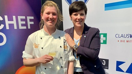 Siegerfoto: Anne Brandes aus dem Ameron Hamburg Hotel Speicherstadt zusammen mit General Managerin Jennifer Schönau. (Foto: © AMERON Collection)
Die Gewinnerin des Next Chef Award 2023 strahlt über beide Ohren.