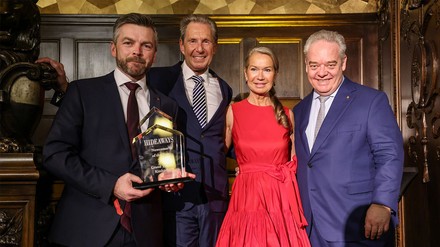 General Manager Johannes Lehberger mit dem Verleger-Ehepaar Martina und Thomas Klocke sowie Dorint CEO Jörg T. Böckeler. (Foto: © Konstantin Gastmann)
Grand Tirolia Kitzbühel von Reise-Magazin Hideaways ausgezeichnet.