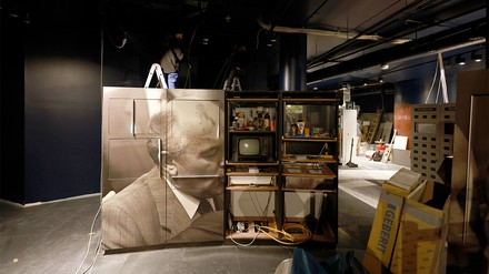 Bauarbeiter arbeiten hinter Ausstellungsstücken auf der Baustelle bei Renovierungsarbeiten im DDR-Museum. Drei Monate nach dem Platzen des Aquariums in einem Berliner Hotel steht das ebenfalls betroffene DDR-Museum kurz vor der Wiedereröffnung. (Foto: © picture alliance/dpa | Carsten Koall) Bauarbeiter arbeiten hinter Ausstellungsstücken auf der Baustelle bei Renovierungsarbeiten im DDR-Museum.