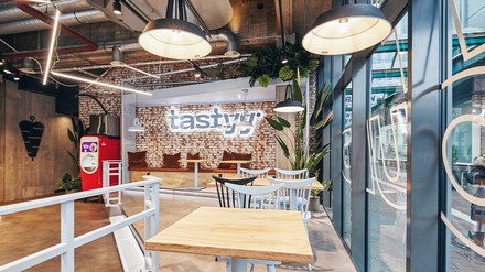 Der Gastraum des Döner-Restaurants ist hell und freundlich, mit natürlichen und recycelten Materialien gestaltet. (Foto: © tastyy) Gastraum des neuen Tastyy-Döner-Restaurants
