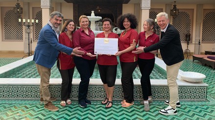 Mediterana: Das Gesundheits-, Erholungs- und Wellnessresort Mediterana in Bergisch Gladbach konnte sich erfolgreich zertifizieren lassen. V.l.n.r.: Mediterana Geschäftsführer Oliver Mathée, Mitarbeiterinnen aus dem Wellness-Team und Claus-Arwed Lauprecht. (Foto: © EHHI)
Mediterana setzt sich für die Gesundheit seiner Mitarbeiter ein und bekommt neues EHHI Zertifikat.
