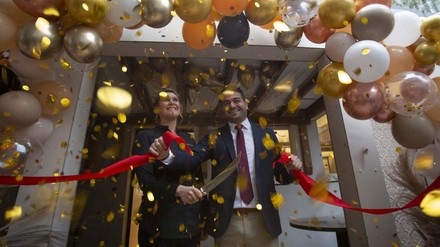 Julia Komp mit ihrem Partner Yunus Özananar bei der öffiziellen Eröffnung ihres ersten eigenen Gatsronomie-Konzeptes. ( (Foto: © Melanie Bauer)