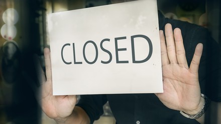 Gaststätten müssen in Thüringen um 22 Uhr schließen. (Foto: © NATHAPHAT NAMPIX/stock.adobe.com)
Closed Schild an der Tür