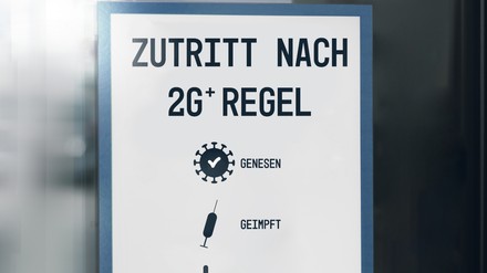Vergangene Woche kündigte die Landesregierung an, die Entscheidung über 2G plus erst nach der Bund-Länder-Runde am Montag treffen zu wollen. (Foto: © Michael Bihlmayer/stock.adobe.com)
2G Plus Schild