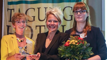 Die Auszeichnung für das Mitarbeiterprojekt nahmen für das Hotel Esplanade Dortmund entgegen (v.l.) Chantal Bengsch, Direktorin Katja Kortmann und Susanne Kießler. (Foto © Repecon)