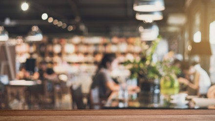 Die großen Herausforderungen im Gastgewerbe haben zu einigen Schließungen von Gastronomiebetrieben geführt. (Foto: © Kittiphan/stock.adobe.com)
Abstract blurry defocused image of restaurant interior, Vintage tone