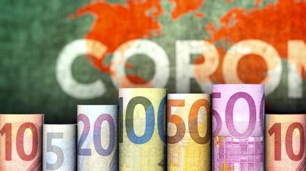 Internetbetrüger nutzen laut EU-Kommission nun auch die staatlichen Corona-Hilfen für ihre Zwecke aus. (© bluedesign/stock.adobe.com)
Ein Bündel Geldscheine