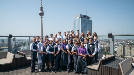 Die Auszubildenden des Park Inn by Radisson Berlin Alexanderplatz – im Hintergrund „ihr“ Hotel. (Foto: ©Park Inn by Radisson Berlin Alexanderplatz) Die Auszubildenden des Park Inn by Radisson Berlin Alexanderplatz