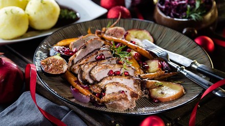 Die Maßnahmen gegen die Corona-Pandemie erschweren Gastronomen auch in diesem Jahr das Weihnachtsgeschäft. Mit Kreativität und Flexibilität lässt sich dennoch noch einiges aus der besinnlichen Zeit herausholen. (Foto: © karepa – stock.adobe.com)
Weihnachtsbraten festlich angerichtet auf dem weihnachtlichen Tisch