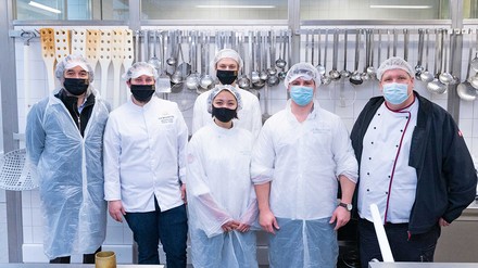 (v.r.n.l.:) Der Betriebsleiter Zentralküche Universitätsklinikum Bonn Christopher Nawroth, die Auszubildenden Michael, Vanessa und Nicklas, Matthias Pietsch, Küchenchef La Redoute & Redüttchen, sowie Christoph von Borries, Geschäftsführender Gesellschafter La Redoute & Redüttchen. (Foto: © La Redaoute)
(v.r.n.l.:) Der Betriebsleiter Zentralküche Universitätsklinikum Bonn Christopher Nawroth, die Auszubildenden Michael, Vanessa und Nicklas, Matthias Pietsch, Küchenchef La Redoute & Redüttchen, sowie Christoph von Borries, Geschäftsführender Gesellschafter La Redoute & Redüttchen