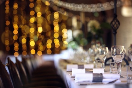 Leere Tische trotz Reservierung: In Frankfurt verlangen Gastronomen nun Gebühren, wenn Gäste trotz Anmeldung nicht erscheinen. (Foto: © Brian Jackson)
Tisch mit Besteck