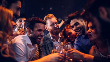 Die Nachtgastronomie soll ab 5. März in Österreich wieder öffnen dürfen. (Foto: © bernardbodo/stock.adobe.com)
Freunde im Club