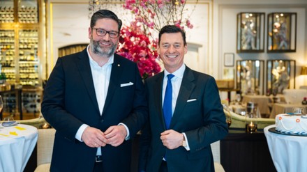 Julian Pfitzner, CEO Hapag-Lloyd Cruises und Ingo C. Peters, Sprecher der Selektion Deutscher Luxushotels.(Foto: © Iris Gräbner – Pressence in den Medien – Niklas Marc Heinecke)
Frist naht – wann verfällt mein Resturlaub? Das Bundesurlaubsgesetz regelt, dass ein Arbeitnehmer seinen Urlaub in dem Kalenderjahr nehmen muss, in dem er anfällt. Es gibt jedoch auch Ausnahmen, bei denen Urlaubstage ins neue Jahr übertragen werden können. Auch dieses Jahr wurden coronabedingt viele Urlaubspläne über den Haufen geworfen. Für viele Arbeitnehmer und Arbeitnehmerinnen war das Grund genug, die wertvollen Urlaubstage erstmal aufzusparen. Einige haben Urlaubstage sogar ins neue Jahr mitgenommen. Für alle Fragen rund um den Urlaub von Arbeitnehmern gibt es das „Bundesurlaubsgesetz“ (BUrlG): Hier steht unter anderem, dass der Urlaub im laufenden Kalenderjahr genommen werden muss. Ist das nicht der Fall, verfällt der Urlaub, erklärt Johannes Schipp, Fachanwalt für Arbeitsrecht. Arbeitgeber müssen darauf hinweisen, dass der Urlaub verfällt, Laut Bundesurlaubsgesetz (Paragraf 7) kann der Urlaub ins nächste Jahr übertragen werden, wenn dringende betriebliche Gründe das rechtfertig