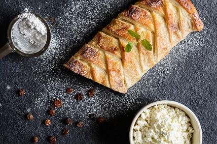 Der Stracchino-Macadamia-Strudel ist der ideale Begleiter für winterliche Nachmittage im Café. (© noirchocolate/stock.adobe.com)
ein Strudel auf einem Teller