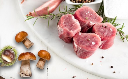 Herbstliche Melange mit Charakter: Schweinefilet Sous-Vide mit Maronen-Pilz-Gemüse und Kräuter-Schupfnudeln. (© karepa/stock.adobe.com/dolphy_tv/stock.adobe.com/Smileus/stock.adobe.com/TH)
Ein Schweinefilet auf einem Teller
